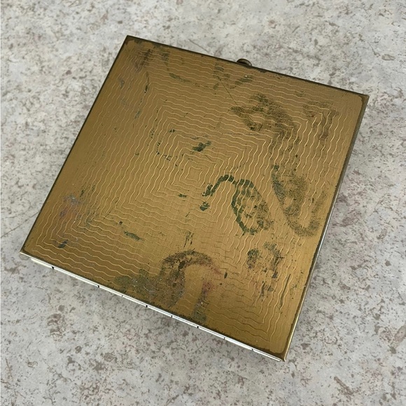 Vintage Dorset 5th Ave Brass Compact - Picture 5 of 5
